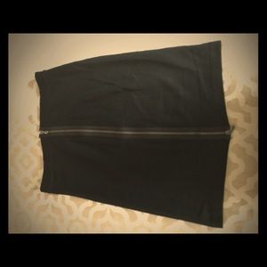 Gap black skirt w/ zipper in the back